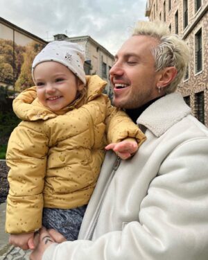 Aleksandr Khomenko Instagram - Максимально метим стать официальными лицами какой-нибудь топовой стоматологии. Уважаемые @smilestudio__ss, может, нам всем пора садиться за стол переговоров? 🤔