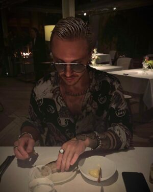 Aleksandr Khomenko Instagram - Настроение делиться полезным-вкусным. Итак… 5 рестов Москвы и 5 блюд, которые я готов заказывать там постоянно. Сохраняйте, не благодарите 👽 Погнали.
•••
@artest.rest - луковый пирог с мочёной сливой и козьим сыром
•••
@bjorn.restaurant - слабосолёный муксун с кремом из сельдерея и морошкой
•••
@km20food - овощные котлеты с соусом из томатов и кешью
•••
@sibirsibir_moscow - судак с пюре из корня сельдерея и ткемали из крыжовника
•••
Mushrooms (верните акк) - ризотто с лисичками
•••
P.S. Пока писал текст, облился слюной. Пошёл ужинать. Всем бай.
