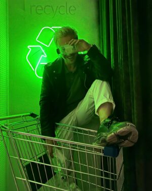 Aleksandr Khomenko Instagram - Весь мир – театр, а люди в нём – recycle ♻️