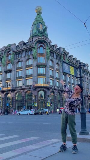 Aleksandr Khomenko Instagram - Самая высокая точка дома Зингера 🌍 Каждый раз завидую всем сотрудникам питерского @vk, что работают в такой секси-локации 😮‍💨