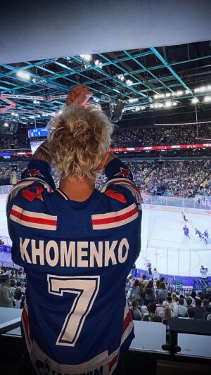 Aleksandr Khomenko Instagram - 🧊🔥 Любишь ли ты хоккей так, как полюбил его на этих питерских выхах я?)) Спасибо @hcska за такой движ и успехов в сезоне!