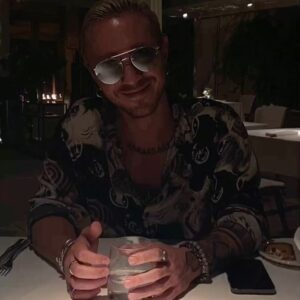 Aleksandr Khomenko Instagram - Настроение делиться полезным-вкусным. Итак… 5 рестов Москвы и 5 блюд, которые я готов заказывать там постоянно. Сохраняйте, не благодарите 👽 Погнали.
•••
@artest.rest - луковый пирог с мочёной сливой и козьим сыром
•••
@bjorn.restaurant - слабосолёный муксун с кремом из сельдерея и морошкой
•••
@km20food - овощные котлеты с соусом из томатов и кешью
•••
@sibirsibir_moscow - судак с пюре из корня сельдерея и ткемали из крыжовника
•••
Mushrooms (верните акк) - ризотто с лисичками
•••
P.S. Пока писал текст, облился слюной. Пошёл ужинать. Всем бай.