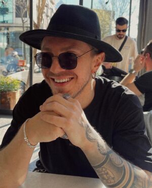 Aleksandr Khomenko Instagram - Встретить человека, с которым ты будешь улыбаться даже в самое тёмное время – бесценно 🧝🏼‍♂️♾🌌