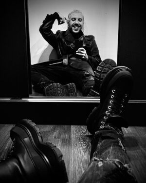 Aleksandr Khomenko Instagram - 🃏🃏🃏
Искренне прошу:
Смейтесь надо мной,
Если это вам поможет!
Да, я с виду шут,
Но в душе король,
И никто, как я, не может! ©