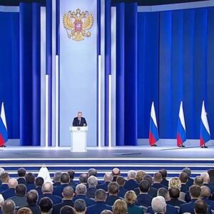 Aleksandr Nevzorov Instagram - ❗️Следующее послание Путина будет гораздо интереснее и существенно короче.  Оно будет заключаться в просьбе выдать дополнительное одеяло и сменить облысевший коврик возле койки.Произнесено оно будет по-голландски. А адресовано надзирателям камер гаагского трибунала. #невзоров #путин #послание #посланиекфедеральномусобранию #трибунал #гаага @lydianevzorova @nevzorov.tv  подписывайтесь на TG канал- ссылка в сториз!