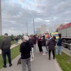 Aleksandr Nevzorov Instagram - ⚡️Утром эскадрилья украинских беспилотников «пощупала» и слегка опалила москву. 
Взрывы произошли: ул.Атласова в новой москве, Новой Риге, Одинцово, на ленинском проспекте,в Истре,Барвихе и еще где-то.

Навестили русскую столицу довольно скромные и в принципе, добродушные БПЛА.
Конечно, все грохотало и лопалось, но это еще не бомбардировка и не атака, это «проба пера». Настоящие атаки впереди.

Собственно, именно на эти события я очень аккуратно и намекал вчера в программе «Экстракт». ( можете убедиться лично). 
https://www.youtube.com/live/GWpg1qeLf7Y?feature=share

Рыдающим и ошеломленным москвичам следует поэкономить эмоции. Они пригодятся для настоящих бомбежек, для прилета больших ракет,  пожаров, кровищи ,исходов беженцев, паникующих толп, долгих посиделок в метро и других радостей реальной войны.

Питер, конечно, еще более уязвим, чем москва.( по ряду понятных причин).

Здесь русским следует отключить державный гонор, пустые обиды и принять неприятную реальность. 
То, что произошло и произойдет в ближайшее время - это естественная и закономерная «ответка» на преступления путинского режима в Украине. 
Война телевизор не смотрит. У нее своя железная логика: всё, что можно россии - можно и Украине.
Мою известную реплику «не бомбите и не бомбимы будете» - можно списать и забыть. Она более не актуальна.  Слишком много совершено необратимого.
Подписывайтесь на telegram канал- все самое важное и интересное там! 
#Невзоров
@nevzorov.tv #москва #беспилотник #атакабеспилотников #панцырь #