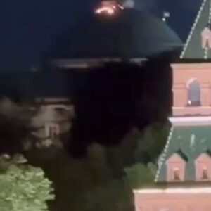 Aleksandr Nevzorov Instagram - Два беспилотника сегодня ночью произвели пробную пристрелочную бомбежку Кремля. Смотрите сегодня «Невзоровские среды» на канале Youtube @Nevzorov.tv и подписывайтесь на telegram канал - все самое интересное там! Ссылка в сториз!