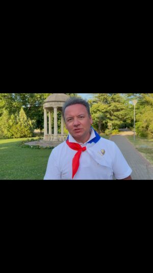 Aleksandr Oleshko Instagram - От всей души поздравляю со 100 летием республику Северная Осетия! Я счастлив  поблагодарить за высокое звание , которое я получил в этот юбилейный для республики год- Заслуженный артист республики Северная Осетия-Алания! Для артиста это честь! В моём гастрольном маршруте( а гастролировать я начал в юности ), Северная Осетия появилась давно. Сбился со счёта я в прошлом году, когда с открытием Дома Вахтангова во Владикавказе, я стал бывать там не просто ежегодно, а регулярно , по несколько раз в год. Рад, что в каждый приезд у меня не один и не два , как у остальных артистов, а сразу три концерта подряд и очень добрый , душевный отклик на то, что я делаю на сцене. Помимо этого всегда съёмки, очень тёплые и радостные  встречи. Я много и многих знаю в Северной Осетии. Всегда приезжаю не с пустыми руками , что бы подарить ,что то важное, интересное, то что будет радовать не только зрителей, но и посетителей музейных экспозиций. Совсем скоро, 19 июля, я вновь буду во Владикавказе. Об этом подробнее чуть позже, а пока  пламенный привет из детского центра Орлёнок,  и ещё раз самые искренние и добрые поздравления и пожелания! Заслуженный артист России, Заслуженный артист Карачаево-Черкесской республики, Заслуженный артист Северной Осетии-Алании , Александр Олешко. @oleshkoaleksandr (Александр Олешко)  @vakhtangov_house (Дом Вахтангова (Владикавказ)) @vakhtangov_theatre (Театр имени Евгения Вахтангова) @sosfidarov (Сослан Фидаров) @id26742456 (Сослан Фидаров) @vdcorlyonok (Всероссийский детский центр «Орлёнок») @orlyonoktv (Орлёнок-TV)