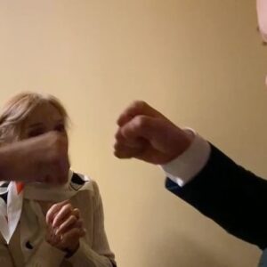 Aleksandr Oleshko Instagram - Нас покинула Заслуженная артистка России Инна  Ильинична Алабина. Актриса  театра им Е.Б.Вахтангова. Хранитель лучших традиций театра! Это видео не про меня, это видео про неё. Про особенное отношение к тем, кто работает и живёт рядом. Это такая редкость . А в 21 веке особенно. Если у тебя успех, будь готов к тому, что многие будут прилагать все силы , что бы его обесценить, принизить, не заметить и т.д. Посмотрите как Инна Ильинична эмоционально, по доброму , искренне и от души , после моего концерта в театре , пришла за кулисы , что бы поддержать и поблагодарить.  Светлая память. Спасибо за красоту и радость. Соболезнования родным. Глубокие соболезнования сыну Егору Зозулину. @oleshkoaleksandr @vakhtangov_theatre @kirillkrok  @zozulinegor