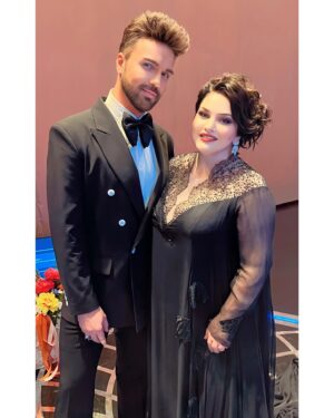 Aleksandr Panayotov Instagram - Сегодня на концерте потрясающей дивы Хиблы Герзмава @hiblagerzmava презентовали наш дуэт «Дар Прометея», музыку на который я написал сам, а слова в соавторстве с @sergeyfilippov , под потрясающую аранжировку @rafaelsafin . Скоро на всех музыкальных платформах и в телеверсии концерта.
Большая честь петь с такой фантастической певицей! Бесконечная любовь и уважение! ❤️