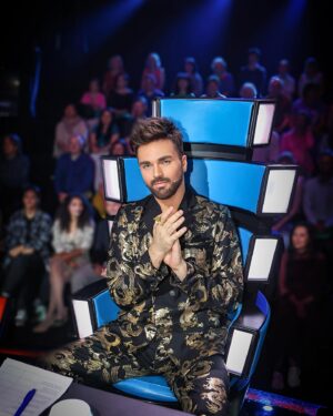 Aleksandr Panayotov Instagram - Сегодня пятый отборочный день проекта «Ты супер», членом жюри которого мне довелось стать!  На этом этапе я заканчиваю своё судейство и возвращаю это почетное кресло нашему замечательному маэстро, Игорю Яковлевичу Крутому @igorkrutoy65 , которого я замещал) 
Я бесконечно благодарен всем причастным, за этот классный эксперимент моего судейства. Надеюсь все мои советы принесут этим талантливым ребятам пользу) я очень счастлив, что существуют такие телевизионные проекты, в которых  действительно талантливые дети имеют шанс прикоснуться к мечте и на всю страну проявить свои таланты!  Желаю им счастливого пути и всего самого волшебного и музыкального! 
Ну и надеюсь .. до встречи) ✌️