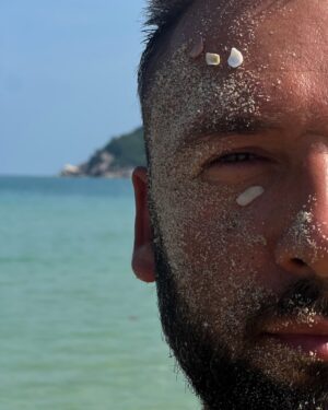 Aleksandr Ptashenchuk Instagram - Вот вам демоверсия моей улыбки, чтобы посмотреть на полную - приходите на концерты ОВР, мы как раз в туре!!! 

P.S.: попросил нейросети дорисовать фото, что из этого вышло смотрите в сторис 😅