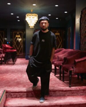 Aleksandr Ptashenchuk Instagram - Снялся для лук бука новой Чайханы, ищите меня в меню!
 
На 2 фото: немного обустроился в новогоднем носке, в который вы меня положили!

А что происходит на 3м напишите в комменты!

dress: @fabric13ru