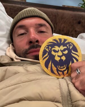 Aleksandr Ptashenchuk Instagram - Ещё один в копилочку✅

И судя по тому, как развиваются события мне теперь каждый иммунитет надо забирать!))
Интересно конечно всё складывается).. мы командой двигались на лютой уверенности, но вот уже второй близкий мне человек покидает проект😒... 
Из оставшихся можно 100%но верить только Женьке @jenia_iskandarova 
Да, нас сильно меньше, но сейчас уже встаёт вопрос качества, а не количества. 
Ориентиры остаются те же – должна победить наша команда, а кто конкретно это будет – не так важно. 
Так что, ещё поборемся!
Это игра. А в игре возможно всё!) 

Продолжаем смотреть😉

Как вам выпуск? Че думаете?) Кто следующий покинет проект?)

#новыезвездывафрике #пташенчук