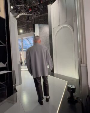 Aleksandr Rogov Instagram - Вот такая у меня новая работа! «Модный Приговор» на Первом. Каждый раз, выходя на подиум, не верю что это происходит… @modniy.tv ❤️