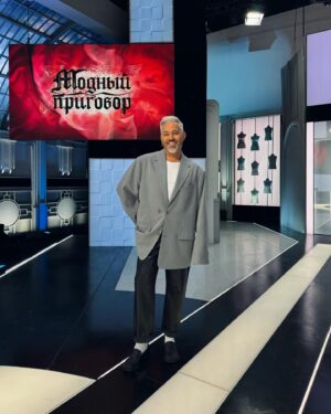 Aleksandr Rogov Instagram - Вот такая у меня новая работа! «Модный Приговор» на Первом. Каждый раз, выходя на подиум, не верю что это происходит… @modniy.tv ❤️