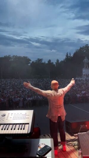 Aleksandr Shoua Instagram - Ржев! Дорогие друзья! 

Вы зарядили нас, улыбались и пели вместе с нами! Спасибо вам! Это было потрясающе ❤️‍🔥

#александршоуа #непара