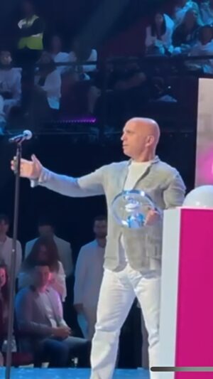 Aleksandr Shoua Instagram - Для меня это был, мягко говоря, сюрприз! 
Я не знал, что говорить, как говорить и как всегда наболтал лишнее. Но всё получилось и поздравить свою команду с наградой — считаю обязательным!

#александршоуа #непара
