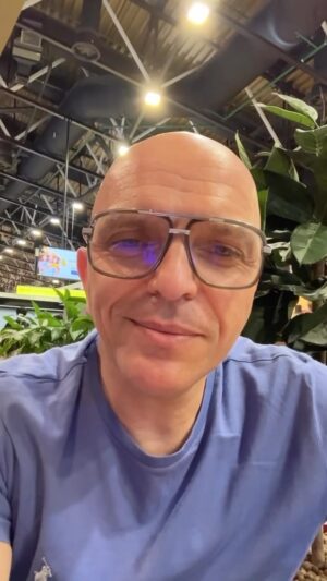 Aleksandr Shoua Instagram - Дорогие друзья! На этой неделе песня «Ты настоящая» заняла ПЕРВОЕ место в хит-параде Золотой Граммофон ❤️‍🔥

Хочу поблагодарить вас за поддержку, всех слушателей Русского радио, свою команду и, конечно же, авторов этой песни за прекрасную работу!

Огромное всем спасибо!

#непара #александршоуа
