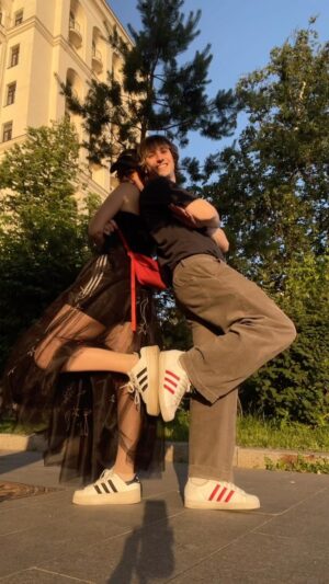 Aleksandr Shuliko Instagram - Под такую старую песню и описание хочется сделать как в соц сетях 10 лет назад: гулять, танцевать под дождем, мечатать, сидеть на теплой крыше, смотреть на звезды, пить холодный кофе, заходить на Яндекс Маркет за новыми адиками, ведь там большой сток одежды и обуви adidas =)