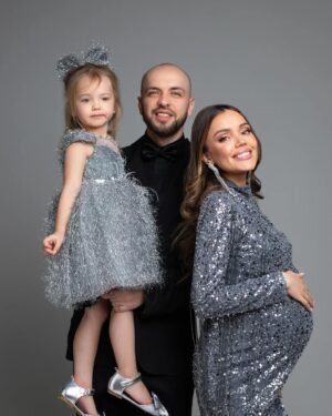 Aleksandr Stepanov Instagram - С НОВЫМ ГОДОМ!
2024 — год семьи! Пусть вы и ваши семьи будут здоровы, богаты и счастливы!

Ph @sashabunaeva