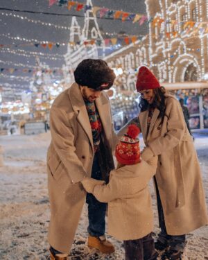 Aleksandr Stepanov Instagram - До Нового года осталось 7 дней! ровно неделя!
Как у вас с настроением? А какой уровень подготовки к праздникам??

Вот наши новогодние открытки пусть поднимут настроение! 

Гуляли на ярмарке вместе с @olganikiforova ♥️