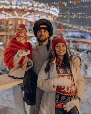 Aleksandr Stepanov Instagram - До Нового года осталось 7 дней! ровно неделя!
Как у вас с настроением? А какой уровень подготовки к праздникам??

Вот наши новогодние открытки пусть поднимут настроение! 

Гуляли на ярмарке вместе с @olganikiforova ♥️