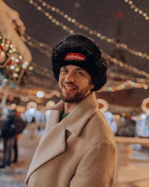 Aleksandr Stepanov Instagram - До Нового года осталось 7 дней! ровно неделя!
Как у вас с настроением? А какой уровень подготовки к праздникам??

Вот наши новогодние открытки пусть поднимут настроение! 

Гуляли на ярмарке вместе с @olganikiforova ♥️