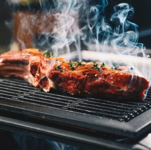 Aleksandr Timartsev Instagram - Наготовили вкусняшек к новогоднему столу вместе с @bmwgroupru Всем хорошего и продуктивного года. Пусть любимый человек жарит вас так же,как я жарил этого проказника-гуся. #2021 #прожарка #гусьпедрильный #аудиуходи #гонаножах