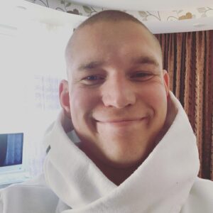 Aleksandr Timartsev Instagram - Шок! Сенсация! Друзья, вы могли не видеть этого человека ранее. Идет третья неделя отказа от алкоголя. Первые дни это было довольно сложно. Сейчас я заново учусь радоваться без алкоголя и проводить досуг с трезвым умом. Иногда получается. Причем, это не доставляло мне неудобств ранее, но выпивать, хоть и не много, но каждый день, это перебор. Раньше останавливало то, что мои друзья пьют так же часто, но серьезнее. Останавливало, что без бухла было невозможно появится на концерте или встретиться с друзьями. На данный момент одна проблема- приходится выслушивать пьяный бред и не понимать ничего)) я пропал в этой соцсети из-за окутавшей меня апатии. Но сейчас я чувствую прилив сил! ) это могло бы быть отличным поводом выпить. Но не сегодня. В июне мы будем снимать баттлы. Не очень представляю, как это пройдет на ясную голову. Посмотрим. #моетеломойхрам #чистаяэнергия #впитерепитьчай #сорвусьтогоигляди #я/мыалкоголики