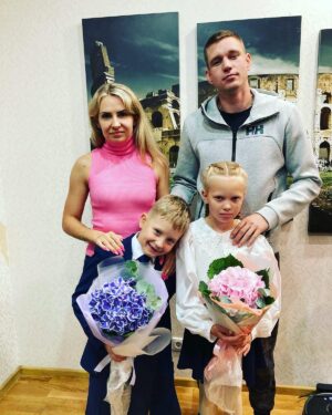 Aleksandr Timartsev Instagram - Всех пристроили. У малого 42 человека в классе. Жесть. В соседней школе вообще 11 первых классов. Вы зачем так ебаться удумали?