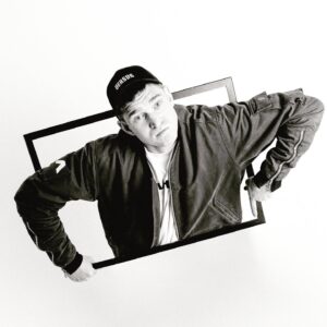 Aleksandr Timartsev Instagram - 2020 поимел всех!
Всё это безумие, происходящее изо дня в день, кажется таким сюрреалистичным, что в него перестаешь верить.
Об этом уже высказались вирусологи, политологи и культурологи, у которых отменилы ОГЭ.
Мне добавить нечего, неблагодарное это дело.
А людям всегда нравится смотреть на то, чего они лишены. По этой причине произошел буст лакшери контента, который вы с радостью поддерживаете. Треки и инстаграмм аккаунты про путешествия, огромные бабки, и одинавых, как матрешки, пластиковых моделей.
Ну такое. Пользы от этого меньше лишь в геомеопатии.
А мне всё это не в кайф. Мне 31 год, но постоянно хочется какого-то треша и угара, как в 17.
И, на данном этапе, я надеюсь на успех нашего реалити. Я уже прожужжал вам все уши этим, сорри.
Но я хочу попробовать. Мы очень серьезно отнеслись к организации всего, с нами работала прекрасная команда, которая питалась одним вдохновением. 
Спасибо каждому, кого заинтересовал проект. Мы очень переживаем, что что-то может пойти не так, но настроены с оптимизмом. Каждый день решаем десятки новых проблем, превращая их в задачи.
Для любителей вопросов- Лысый, где баттл? Отвечу- Надеюсь, Ян уже планирует даты съемок и утроит всё на высшем уровне. Опыта у него хватает.
А я сижу дома, жру рис без вкуса и пью воду. И очень сочувствую участникам реалити. Это нихера не просто.
А будет еще сложнее.
И мы начнем уже в пятницу 12го июня в 15.00. О, великий интернет, храни силу онлайн трансляции.
Stay True. Stay on Sosed.TV
Фото бай @bogarev_v #ВыходимЗаРамки