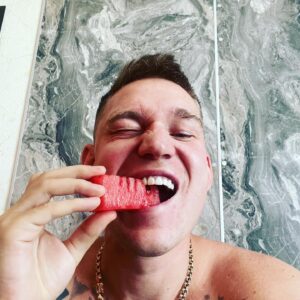 Aleksandr Timartsev Instagram - Ну что, ебейшее лето позади, пора бы и делами заняться. 
В медийке перекати-поле и ничего интересного уже давно не происходит. Куда девать свобойдное время? Так и не придумал. Ничего не интересно. Треки не пишутся, проекты не придумываются, снятые проекты не публикуются. Да и хер с ним. Шикарно провел лето) С сегодняшнего дня буду заставлять себя ходить в зал, иначе- никакого тонуса. Встанешь с кровати и сразу усталось наваливается! А еще я заметил превращение в старое говно- ничего из нового не нравится(фильмы,музло). Только Nas один хорошо сделал. А все вокруг в восторге. Значит, проблема во мне. Буду бороться с изменчивым миром и сходить с ума…
Всех крепко обнял.