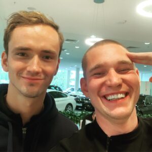 Aleksandr Timartsev Instagram - Теперь понимаю, каково быть коротышем. Надеюсь на будущие победы Даниила и горжусь, что такие спортсмены представляют нашу страну на мировой арене. #яприсел #обычноЯТриМетраРостом #МедведевЗдоровогоЧеловека