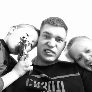 Aleksandr Timartsev Instagram - Случайно сделали несколько вариантов обложек для лучшего гэнгста-щит альбома. #материнскийкапитан #детскаякомнатамилиции #изяичкавкриминал