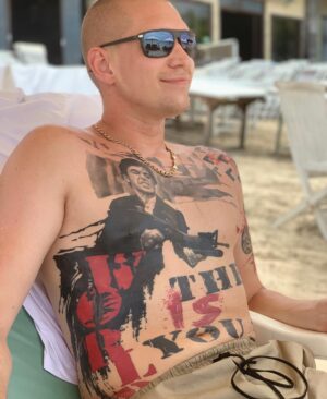Aleksandr Timartsev Instagram - За месяц успели со старичком @bolnopodobromu забить почти 80% от желаемого. Вернусь-будем продолжать, закрасим всё. 
Несколько фактов:
-Да, сосок больно бить. -солнечное сплетение больнее
-суммарно били пару суток, наверное
-Андрей лучший в трешпольке
-наверное, дорого
-я не жирный
-точно не жирный
#досихпорнатурал #втянулживот #хэштег #решетка #черныйсосок