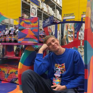 Aleksandr Timartsev Instagram - Ну что, скоро Новый год и по такому случаю:
С 16 по 28 декабря в Москве и Петербурге в магазинах «Лента» запустилcя арт-проект Ballantine's Limited Edition совместно с американской художницей Shawna X. Проект проходит в разных городах по всему миру: от Рио-де-Жанейро до Москвы. 
В России для участия в коллаборации был выбран художник Миша Most. В Петербурге фасад здания одного из магазинов «Лента» украсила его арт-работа.
Shawna X сделала дизайн для лимитированной бутылки Ballantine's. 
В рамках проекта в двух гипермаркетах Лента (в Москве: Волгоградский пр-кт, д.177, в Санкт-Петербурге: Таллинское шоссе, дом 159 лит.А) открылись поп-ап зоны, где можно получить подарки с ярким паттерном от Shawna X.
Как получить подарок:
Покупаешь 1 бутылку Ballantine's из лимитированной серии, в поп-ап зоне её ярко упакуют в подарок. 
А если берешь 2 или больше бутылок  Ballantine's из лимитированной серии, в подарочный набор добавится еще и лонгслив с дизайном от Shawna X.
@ballantines_russia #BallantinesxShawnaX