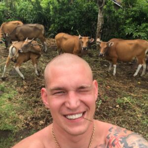 Aleksandr Timartsev Instagram - Уехал к бабушке в деревню. На этой фотке удобно отмечать своих бывших.