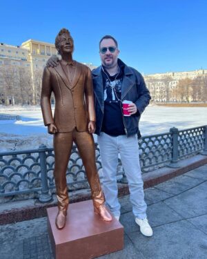 Aleksandr Tsypkin Instagram - На Патриарших прудах открыли памятник Славику, сами знаете, с каким прозвищем. 

Ну что друзья, вершина моей беспринци/ы/пной карьеры. И некоторые пишут, что памятник шоколадный. Ни хрена подобного! Памятник самый что ни на есть настоящий, сколько простоит — зависит от многих факторов, но мы надеемся на лучшее. Слава Славику @pablo_derevyanko !
А завтра премьера 4-го сезона Беспринципных на Кинопоиске @kinopoisk 

@danilasharapov @mediaslovostudio @besprincypnye