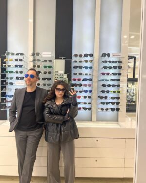 Aleksandr Tsypkin Instagram - Повырастали. 
Приехал в Питер поздравлять сестру с днём рождения. Ходим по местному ЦУМу, так сказать, одариваемся. Диалог:

- Саня, сколько у тебя есть времени на меня?

- Марусь, немного, мне ещё нужно успеть к бабушке заехать.

- Вечно у тебя нет на меня времени...

- Ты издеваешься? Я из-за тебя не пошёл на открытие московского кинофестиваля, между прочим, на красную дорожку, а приехал к тебе!

На это сестра отвечает нетривиально, как и всегда в её жизни:

- Так ты изначально неправильно всё спланировал, ты бы пригласил меня на красную дорожку, я бы прилетела, это был бы замечательный подарок. А с родителями и с тобой посидела бы в субботу.

- А раньше нельзя было это сказать, что тебе это интересно?! Тем более в субботу всё равно не смогу приехать в Питер.

- Ну хорошо, посидела бы с родителями без тебя, а тебя увидела бы в Москве, так что ты всё сделал неправильно.

- То есть я ещё и неправ?

- Нет, не то чтобы ты не прав, надо просто масштабнее смотреть на проблему и предполагать различные варианты её решения. Так что со временем, которое ты можешь посвятить мне в этом магазине?

- Пойдём, время у тебя есть.