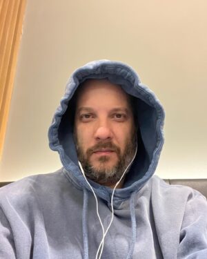 Aleksandr Tsypkin Instagram - Поставил в тупик службу безопасности аэропорта Гвадалахара. Как понятно из вчерашнего  поста к вопросам всякого рода мрачных личностей в Гвадалахаре в целом, и в аэропорту, в частности, относятся достаточно тревожно. Прохожу контроль, строгий мужчина докапываются до моего рюкзака, достает оттуда знакомый многим по детству ключ (фото) , смотрит на меня с неподдельным подозрением, спрашивает:

- Это что такое?
- Ключ.

Уставился  на меня уже с обвинениями:

- Ключ от чего?
- От квартиры. (Не стал цитировать Бендера)
- От вашей?
- Нет, от бабушкиной.

Внимательно изучил ключ, потом меня, визуализировал бабушку, вероятно.

- Ваша бабушка в сейфе живёт?
- Пока нет. А почему такой вопрос?
- Ну, потому что я видел много в жизни ключей, чаще всего длина ключа соответствует ширине двери. Вы хотите сказать что у вашей бабушки вот такая дверь? Вы её от кого охраняете?
- Может мы охраняем мир от бабушки. Да это обычный русский ключ. У нас всё в России не так, как у вас, понимаете, вы должны его полностью засунуть внутрь двери, а потом потянуть назад.
- И что, у вас все ключи в России такие?
- Нет, только у моей бабушки, и ещё у нескольких человек, замок старый, но это правда ключ.
- Вы же понимаете, что таким ключом можно не только дверь открыть при определенном навыке?
- И что вы предлагаете? Если заберёте ключ, я к бабушке не попаду, а она не слышит иногда звонка. Тем более навыков у меня нет. 

Вздохнул.

- Ну ладно, буду знать, что в России такие ключи...