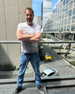 Aleksandr Tsypkin Instagram - Оказался тут по воле Всевышнего в Гвадалахаре. По вопросу прогулок по городу мне дали следующие инструкции. 

Часы и цепочки снять, телефоном не светить. 

Если подойдут мрачные люди и попросят всё отдать,  немедленно отдать и поинтересоваться, не нужно принести что-то ещё из номера.  Улыбаться, в глаза не смотреть. 

Если в ресторане забегут мрачные люди и начнут  стрелять по другим мрачным людям, что бывает регулярно, не понтоваться, лечь на пол, думать о хорошем. 

Если украдут и запихают в багажник,  постараться сказать, что ошиблись человеком и запихали не того. 

Дорогие друзья, если вам до сих пор не нравится Россия то вы всегда можете найти хорошее и безопасное место в мире.