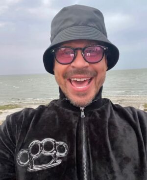 Aleksandr Tsypkin Instagram - Завтра, 17-го,  мы с Пашей Деревянко @pablo_derevyanko читаем в Калининграде. Разыгрываем билеты за рекомендации, что нам посмотреть и посетить в Калининграде. Оставляйте комменты.