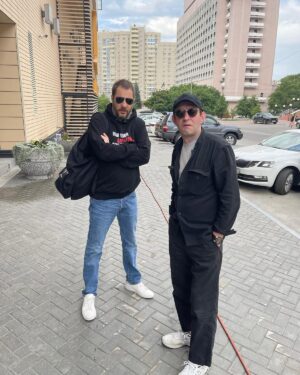 Aleksandr Tsypkin Instagram - Я уже не помню, где сделана эта фотография, но попробуем такую же сделать в Новосибирске 20 июня.

Мы туда едем с Константином Юрьевичем Хабенским и Ольгой Литвиновой @olga.litvinova.1 с чтецкой версией пьесы «Интуиция».

Напоминаю, это десять монологов людей, попавших на тот свет и сожалеющих о чем-то незавершённом в их последний день жизни. А в конце зрителей ждёт один очень важный вопрос.

Дорогой Новосибирск, большое спасибо, что ходите так активно на спектакль «Люди своевременных взглядов»! Теперь приходите и на «Интуицию».

Ссылка в сторис