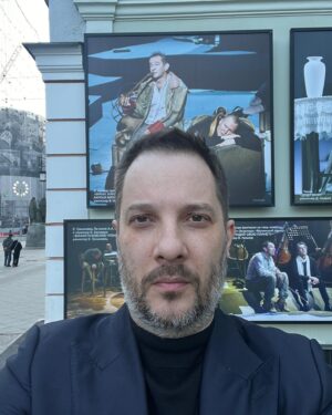 Aleksandr Tsypkin Instagram - Поздравляю всех причастных и зрителей с Днем театра! В сложные времена он особенно нужен, там живые люди сидят локтями друг к другу и чувствуют, что в их душах что-то меняется от увиденного и услышанного.