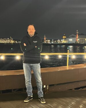 Aleksandr Tsypkin Instagram - Скандал в питерском семействе. Заехал поздравить бабушку с 91-летием. Там же присутствовали мои племянники/крестники. После того как я отработал бабой-ягой и выкорчевал смуту из неокрепших голов, начали вести разговор о будущем. В нашей многопоколенческой семье врачей дети, начиная с нашего поколения, выбирали другую профессию.  На племянников наседает и их мама - моя сестра, и я. Но я меньше. Я за их творчество. Однако сестра надеется.

 ⁃ Рома, может, пойдешь в пластические хирурги, сейчас это модно.
Я тут же встрял.
 ⁃ Лучше в кардиохирурги. Будет сердца оперировать, а не сиськи. 

Сразу говорю, я с большим уважением отношусь к пластическим хирургам, и знаю, что это не только грудь, просто скорее это была фигура речи, на которую Рома ответил своей фигурой. Еще какой. 

 ⁃ Согласен, сиськи можно просто жамкать.

В доме воцарилась оглушительная тишина. Я ее начал разбирать.

 ⁃ Ты откуда это слово знаешь?
 ⁃ Сиськи?
 ⁃ Жамкать!!!!! - взорвалась сестра. 

Если бы бабушка могла взорваться, она тоже бы взлетела. Рома спокойно ответил,

 ⁃ Мне кажется это я у Тургенева прочел.

Шестиклассник, а хитрец. Как тут возразишь. Зато теперь Рома знает, что сиськи в семье никого не волнуют.

Питер это всегда возможность увидеть родителей, бабушек, дедушек, сестер и племянников. 
Спасибо отелю Glinz за прием.  На Петроградке рядом с моей семейной квартирой.

В следующий раз приеду 24 го апреля в Театр на Литейном с программой Питерский Oldschool.