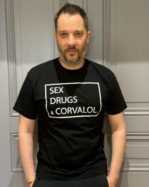 Aleksandr Tsypkin Instagram - И о пользе вреда алкоголя и пороков для спасения мира. 

Итак, мой вчерашний день в 08:00 прибытие ночным поездом в Москву. 
в 11:00 чтения и паблик-ток в Медицинском университете им. Пирогова на Дне открытых дверей. 
в 13:00 лекция и паблик-ток в Школе креативных индустрий, 
в 17:00 питчинг и презентация нового маркетингового проекта (локация: восточная часть Московской области), 
в 19:00 лекция и паблик-ток в Мастерской новых медиа.
Локация Сенеж, 
в 22:00 чтения в Российской национальной библиотеке с Леонидом Каневским, 
в 23:30 я активный зритель на концерте «Моя Мишель». 

Ну и так по мелочи между этим ещё наскреблось... и это за один день. Плюс 4 часа в машине переездов.

Друзья мои, жизнь проходит очень быстро, её необходимо наполнять событиями, даже в субботу.

Вывод. Надо нормально выпить в пятницу, чтобы в субботу не тянуло работать. А я не выпил. И вообще когда бросаешь пороки, оказывается столько есть свободного времени и сил, что хочешь не хочешь, начнёшь переворачивать мир, любить окружающих, творить, созидать, ну просто от полной безысходности и тоски.