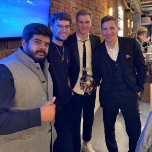 Aleksandr Zhuravlyov Instagram - Вчера на главной премии по спортивному бизнесу в России мы победили в номинации «Блогер года»! 🌪️
⠀
Хотя номинация и называется «блогер», понятно, что в нашем случае это гораздо больше! У нас медиапроект или даже спортивное СМИ.
⠀
11 лет назад мы одними из первых в спортивном русскоязычном сегменте стали выпускать регулярные рубрики в ютубе. Тогда ролики о футболе в сети мало кто смотрел. В итоге сейчас это превратилось в большой рынок, который составляет и даже выигрывает конкуренцию за зрителей у традиционного ТВ.
⠀
4 года назад мы одними из первых стали активно вести телеграмм-канал, с эксклюзивными статьями и красивой инфографикой. И сейчас это тоже уже отдельный рынок.
⠀
2 года назад мы пришли в ютуб-шортс и первыми начали снимать отдельные футбольные видео для шортсов, а не просто делать нарезки из роликов. В итоге это тоже уже превратилось в отдельный большой сегмент ютуба.
⠀
В каждой из перечисленных соцсетей мы или лидеры или одни из. Рад, что наши усилия отметили.
⠀
Спасибо всей нашей большой команде, в которой сейчас уже больше 35 человек! И спасибо вам всем, что нас смотрите! ✊🏼✊🏼✊🏼