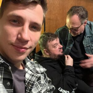 Aleksandr Zhuravlyov Instagram - Второй день подряд не по себе. Если честно, я никогда особо не понимал, почему такая глыба, как Василий Уткин, так тепло ко мне относится. Возможно, ему нравилось, что я себя сделал сам на независимой площадке, и он это уважал. Возможно, почему-то еще.
⠀
Первый раз мы познакомились с Василием в 2018 году, когда снимали «изичеллендж» и пригласили его с парнями из «Эгриси». Помню многие говорили, что у Василия сложный характер. Но в тот момент я этого вообще не почувствовал. После этого стали общаться. Нечасто, но довольно откровенно.
⠀
Уже тогда я видел, как Василий горит проектом «Эгриси». Мне это было не совсем понятно. Я думал, такая величина, как Василий Уткин, который изменил и во многом построил спортивную журналистику в России, столько времени и сил тратит на проект любительской команды. Зачем? Хотя он же параллельно создавал такие громкие инфоповоды в журналистике, формировал такие мнения, что они меняли массовое общественное сознание.
⠀
Только со временем я понял, что для Василия команда была чем-то родным и личным. Она не была работой. В том числе поэтому я старался ему помочь в этом.
⠀
Помню, как он мне подарил футболку «Эгриси» с моей фамилией. Как Василий снялся у нас в «5 причинах». Как потом несколько раз на студии и в барах я комментировали с Василием разные матчи. Это было для меня очень волнительно. Но рядом с ним я видел, как прогрессировал. Он был ориентиром. А еще он всегда был максимально честным, принципиальным.
⠀
В начале этого сезона Василий сказал, что у меня есть перспектива в комментарии и предлагал снова что-то прокомментировать. Но никак не совпадали графики…
⠀
Только сейчас я понимаю, что потерял человека, которому абсолютно доверял, как в профессии, так и в жизни. И советов которого мне будет очень не хватать.
⠀
Спасибо за все, Василий! Ваше наследие будет жить всегда…