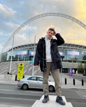 Aleksandr Zhuravlyov Instagram - Приехал тут поснимать футбол на недельку… #london